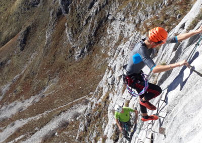 Grimpeurs en via ferrata
