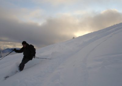 Skieur au coucher du soleil