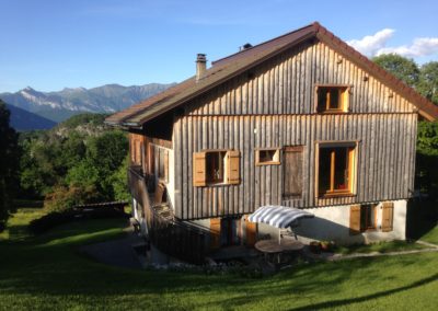 Le gite et sa terrasse en été