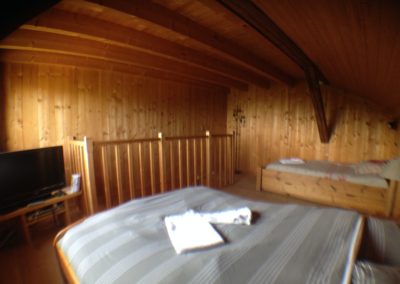 Chambre 3 vue générale avec TV