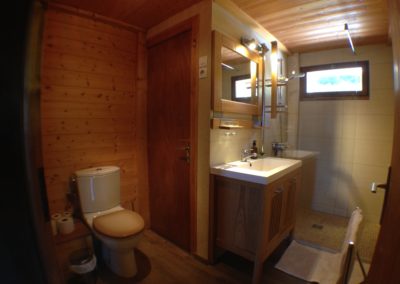 Salle de bain avec douche à l'italienne et WC