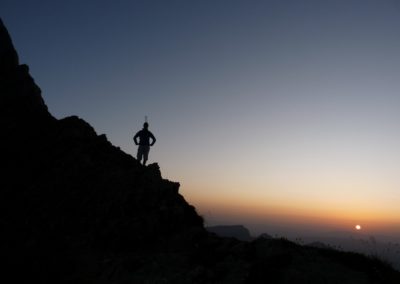randonneur sur crête au coucher du soleil