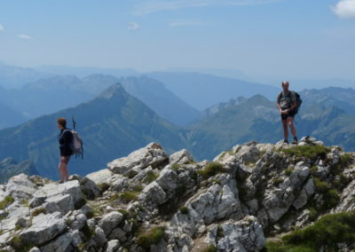 Randonneurs sur un sommet